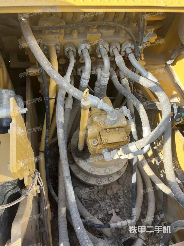 回转马达和主控阀（整机外观）