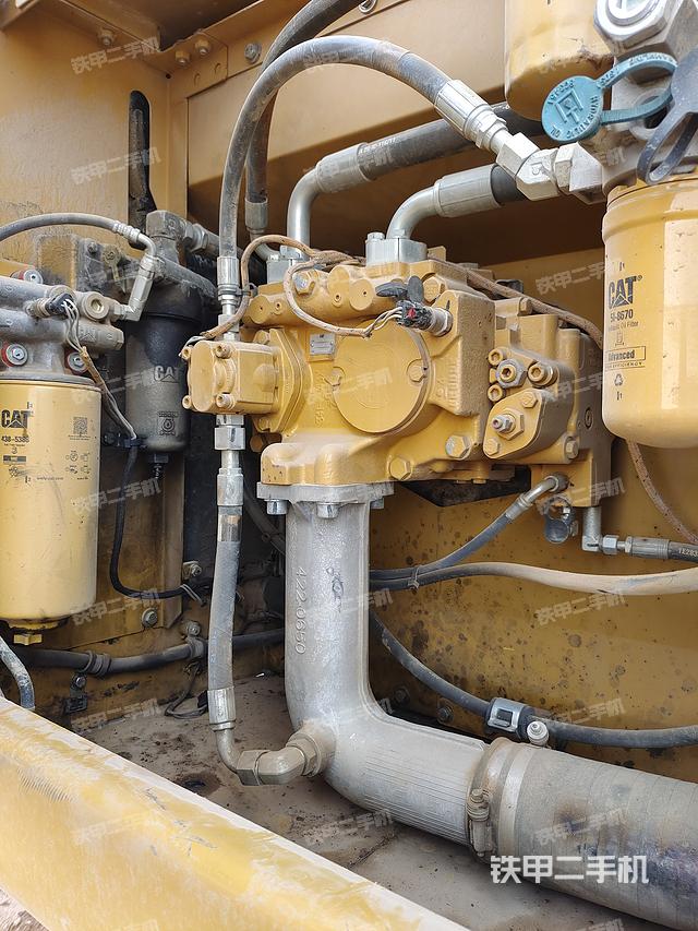 液壓泵艙室正面整體(整機外觀) 液壓泵艙室正面整體(整機外觀)