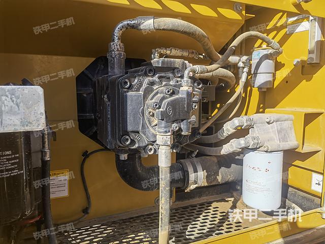 液压泵舱室正面整体（整机外观）