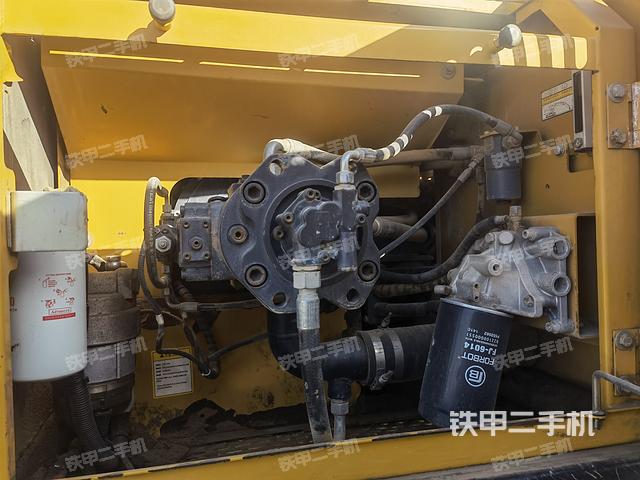 液压泵舱室正面整体（整机外观）