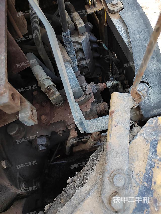 液压泵舱室正面整体（整机外观）