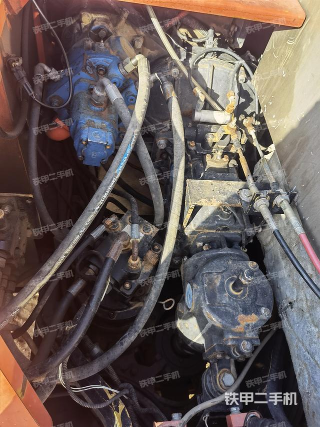 回转马达和主控阀（整机外观）