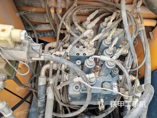 回转马达和主控阀（整机外观）