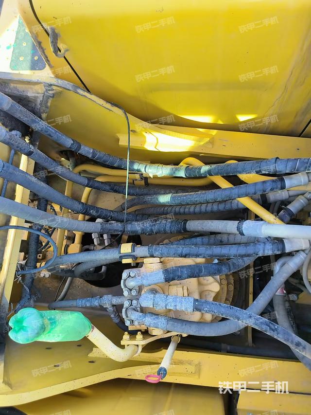 回转马达和主控阀（整机外观）