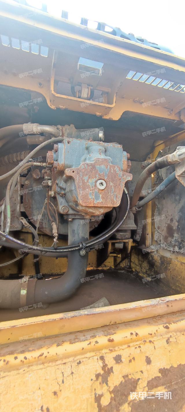 液压泵舱室正面整体（整机外观）