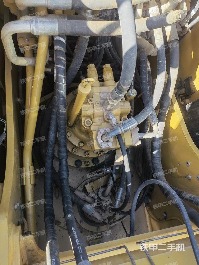 回转马达和主控阀（整机外观）