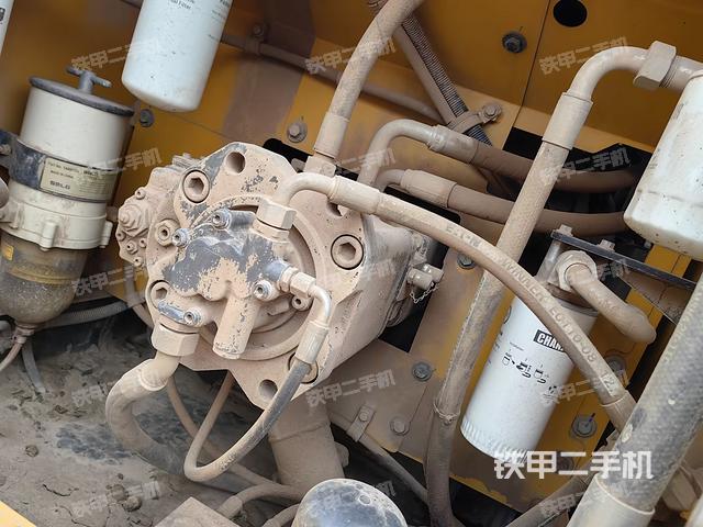 液压泵舱室正面整体（整机外观）