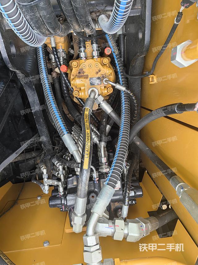 回转马达和主控阀（整机外观）