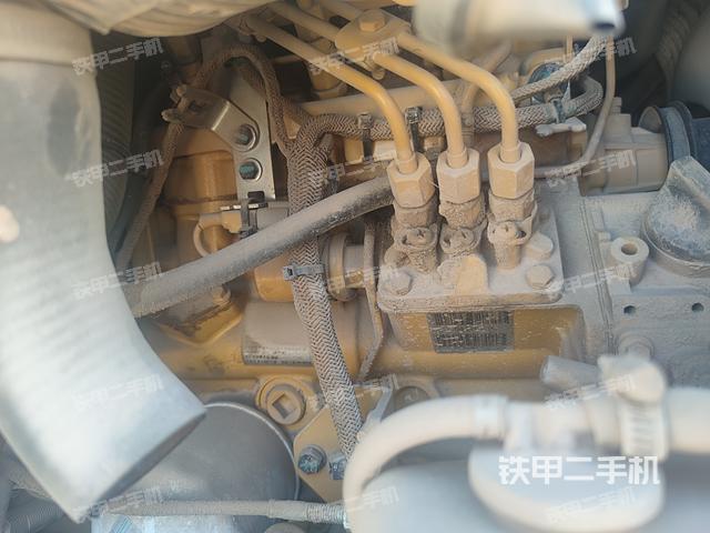 液压泵舱室正面整体（整机外观）