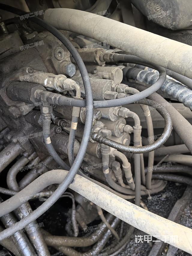 回转马达和主控阀（整机外观）