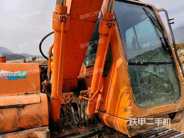 大臂油缸整体 竖拍（工作和回转装置）