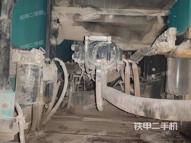液压泵舱室正面整体（整机外观）