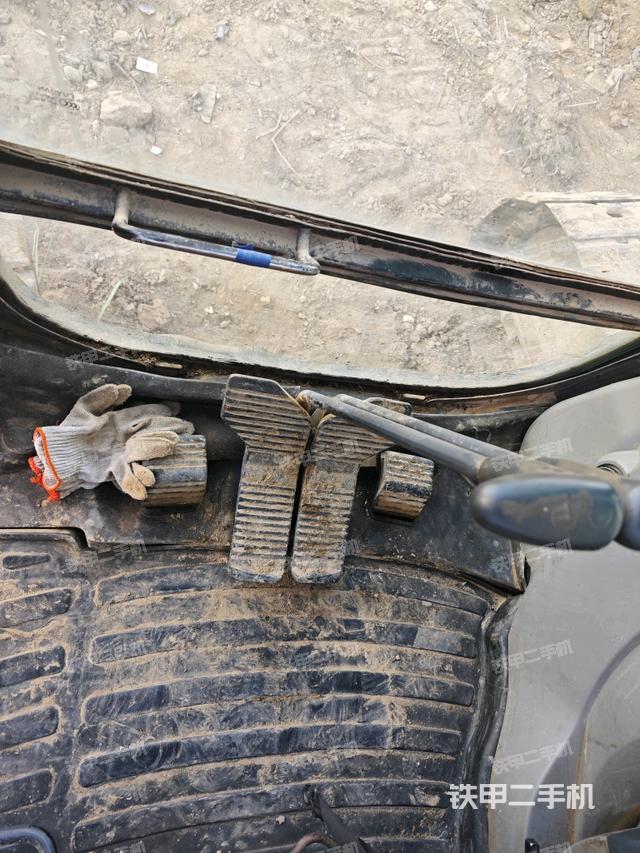 行走控制手柄和踏板 俯拍(驾驶室部分) 行走控制手柄和踏板 俯拍(驾驶室部分)