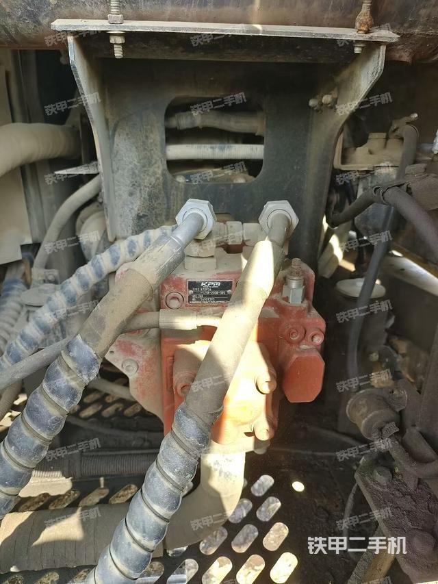 液压泵舱室正面整体（整机外观）