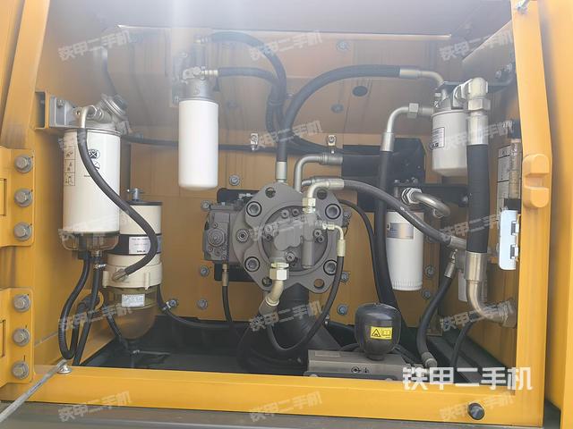 液压泵舱室正面整体（整机外观）