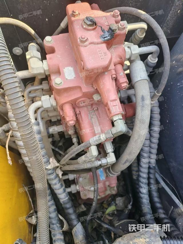 回转马达和主控阀（整机外观）