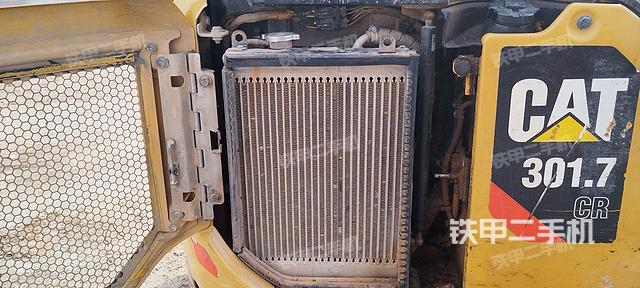 液压泵舱室正面整体（整机外观）