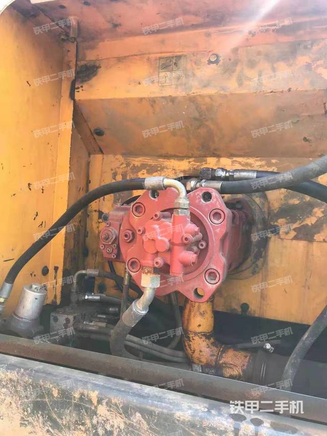 液压泵舱室正面整体（整机外观）