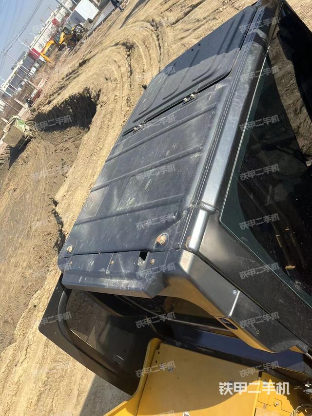 驾驶室顶部（整机外观）