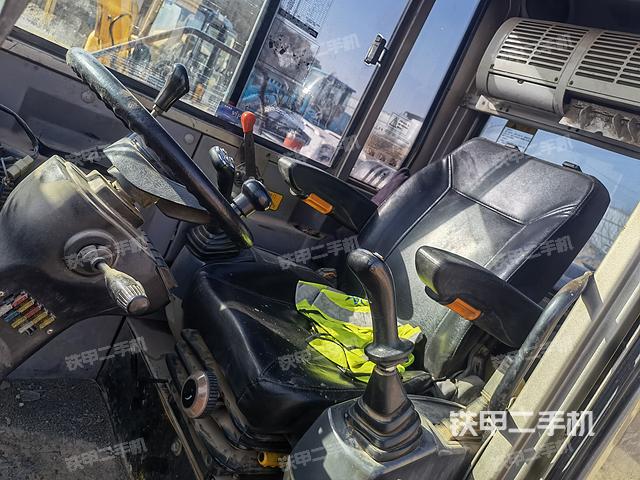 驾驶室整体（整机外观）