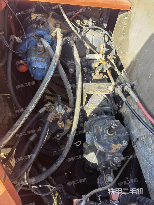 液压泵舱室正面整体（整机外观）