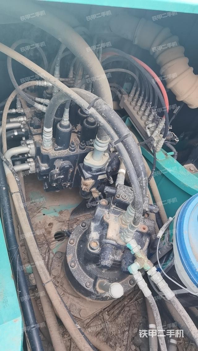 回转马达和主控阀（整机外观）