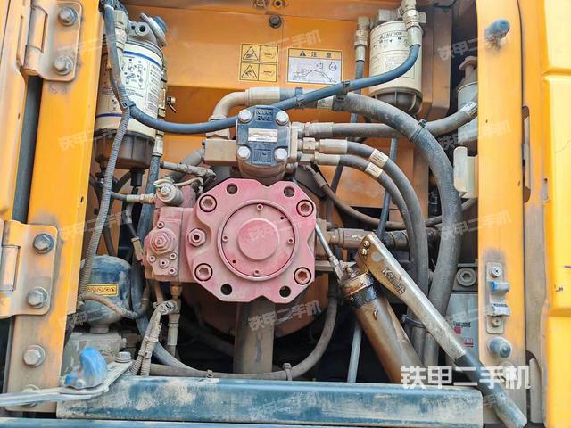 液压泵舱室正面整体（整机外观）