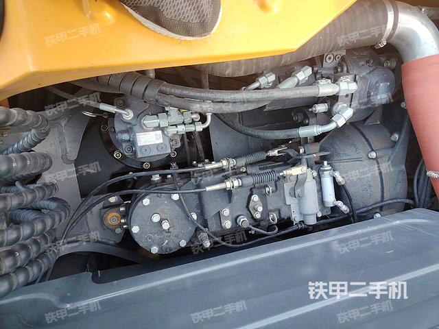 液压泵舱室正面整体（整机外观）