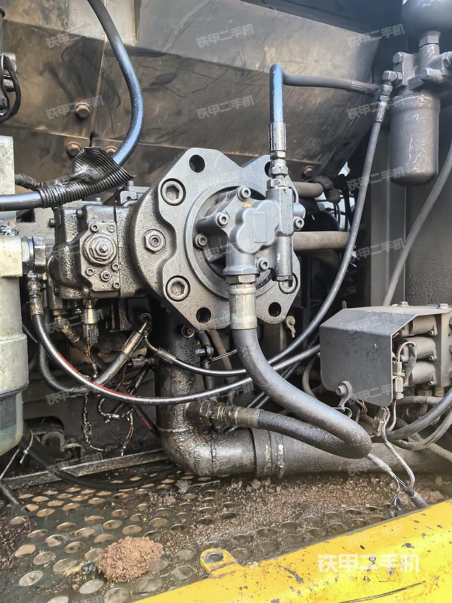 液压泵舱室正面整体（整机外观）