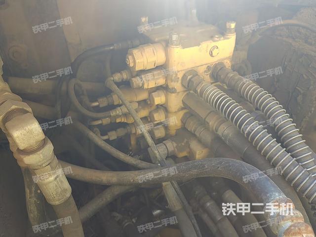 回转马达和主控阀（整机外观）