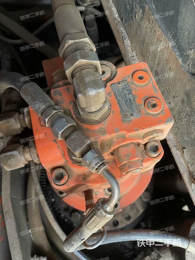 回转马达和主控阀（整机外观）