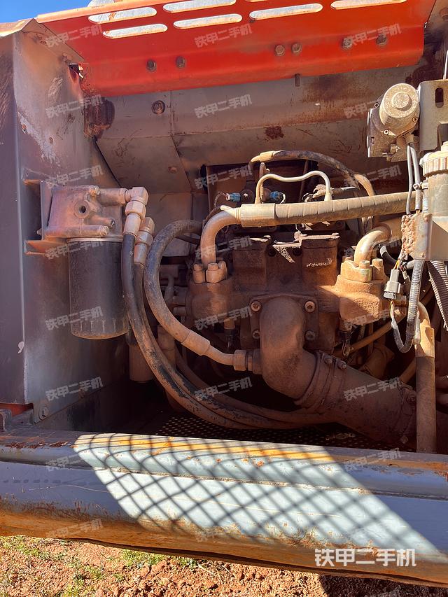 液压泵舱室正面整体（整机外观）