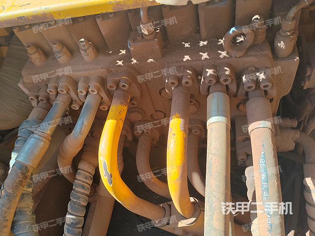 回转马达和主控阀（整机外观）