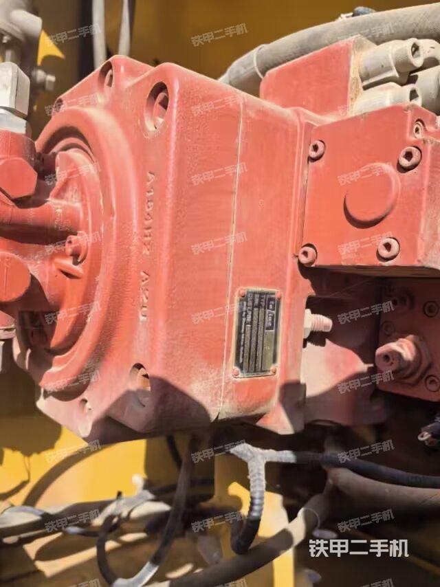 液压泵舱室正面整体（整机外观）