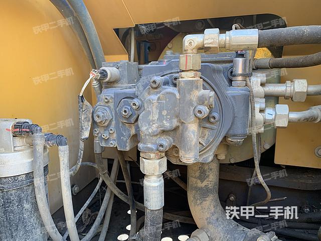 液压泵舱室正面整体（整机外观）