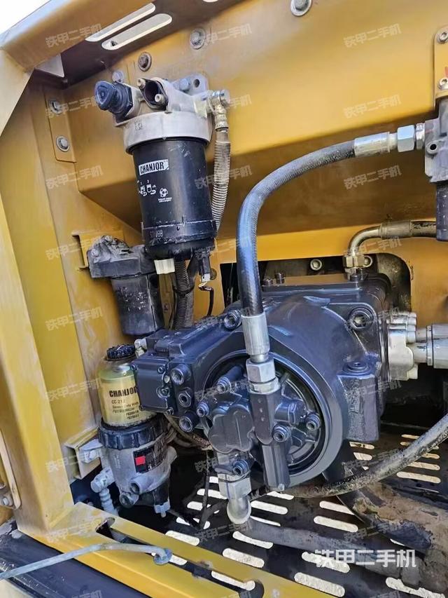 液压泵舱室正面整体（整机外观）