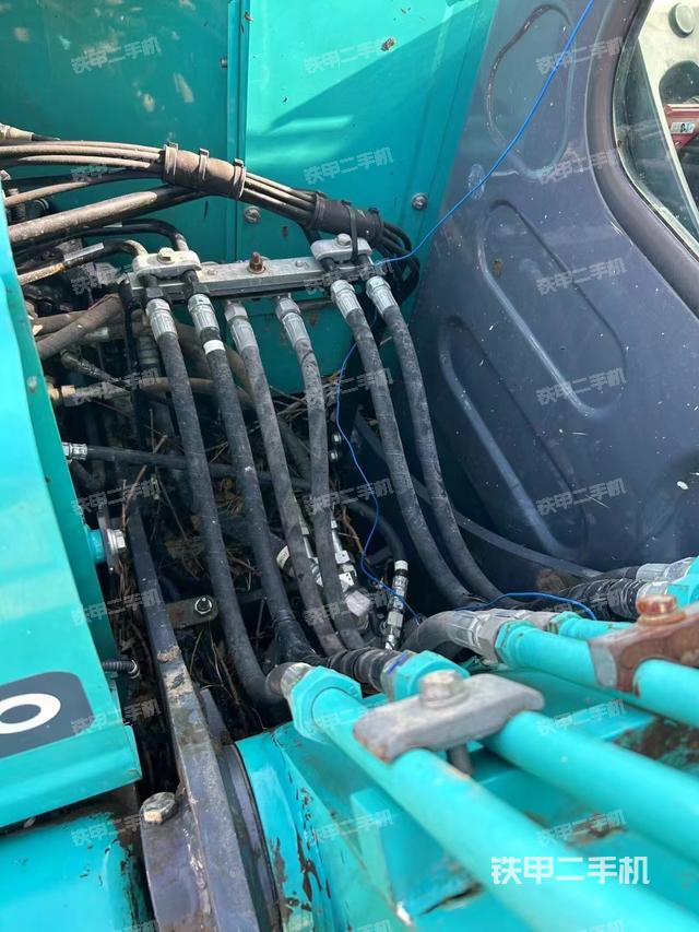 液压泵舱室正面整体（整机外观）