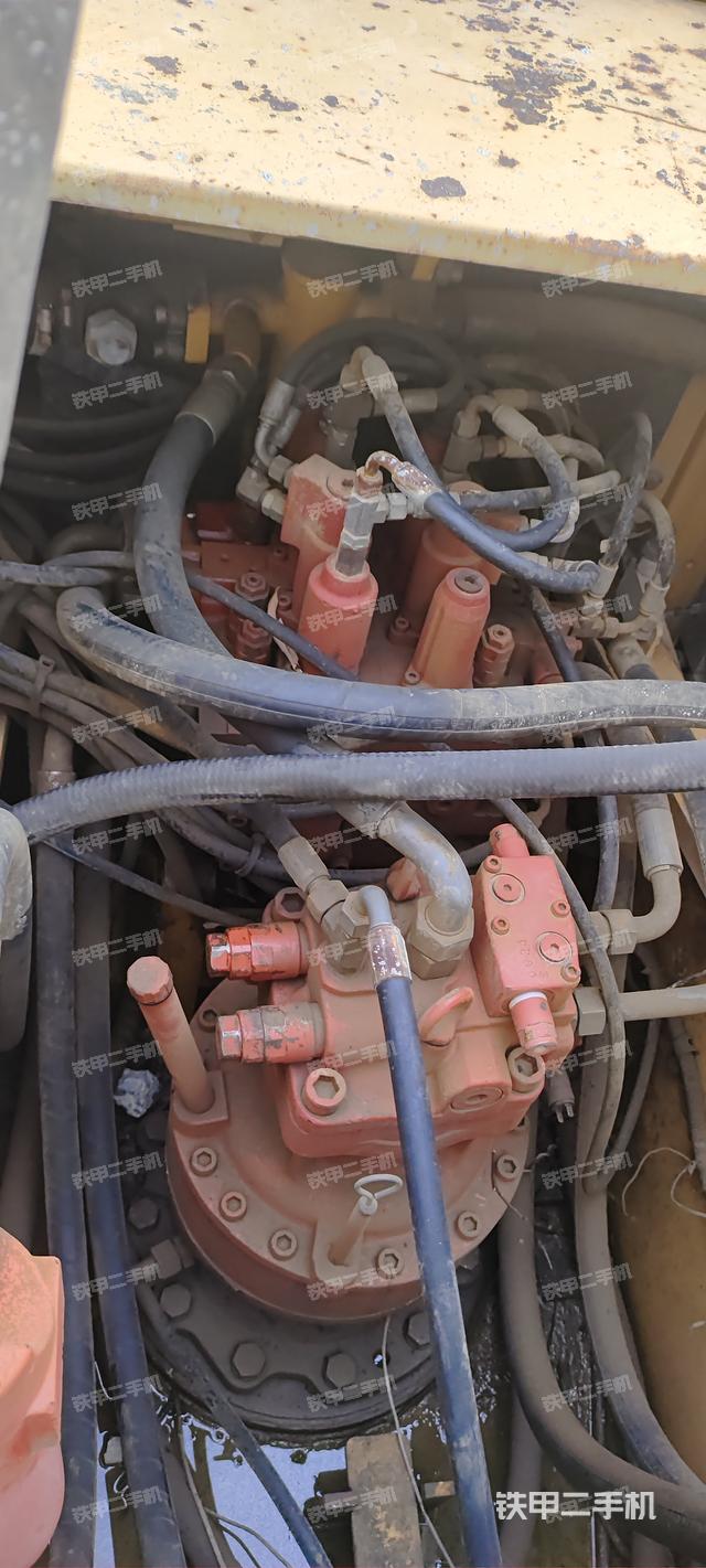 回转马达和主控阀（整机外观）