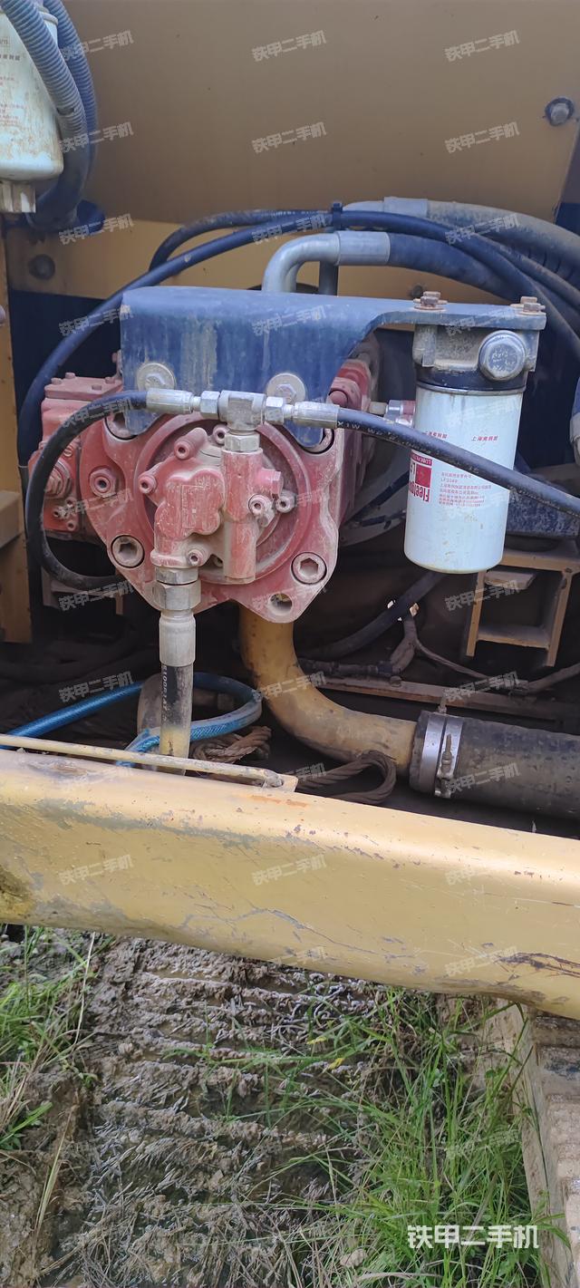 液压泵舱室正面整体（整机外观）