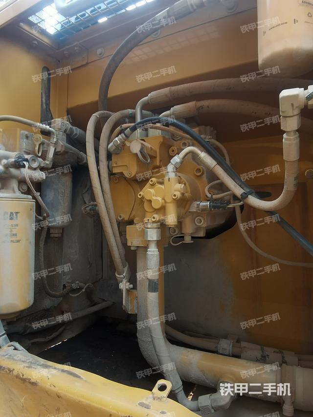 液压泵舱室正面整体（整机外观）