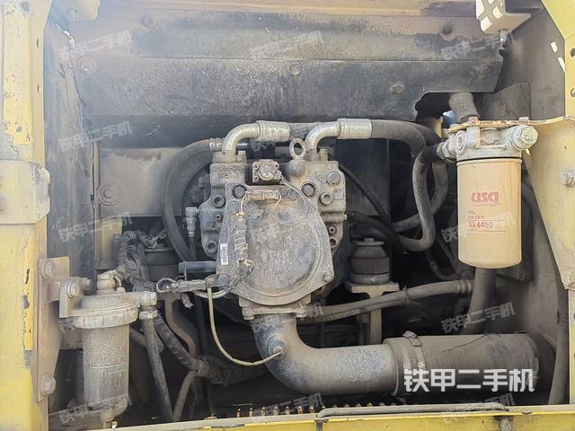 液压泵舱室正面整体（整机外观）