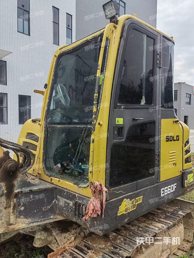 驾驶室顶部（整机外观）