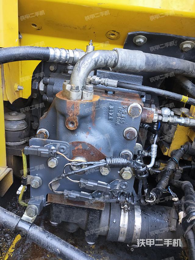 液压泵舱室正面整体（整机外观）