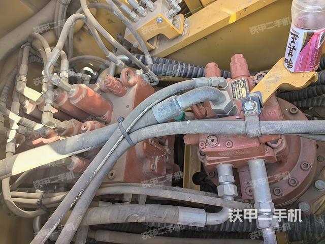 回转马达和主控阀（整机外观）