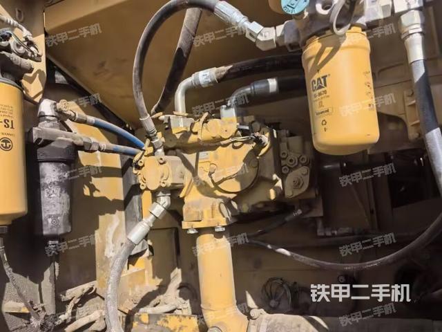 液压泵舱室正面整体（整机外观）