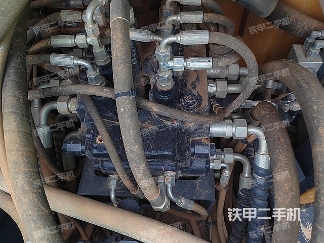 回转马达和主控阀（整机外观）