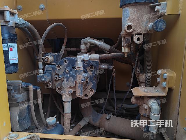 液压泵舱室正面整体（整机外观）