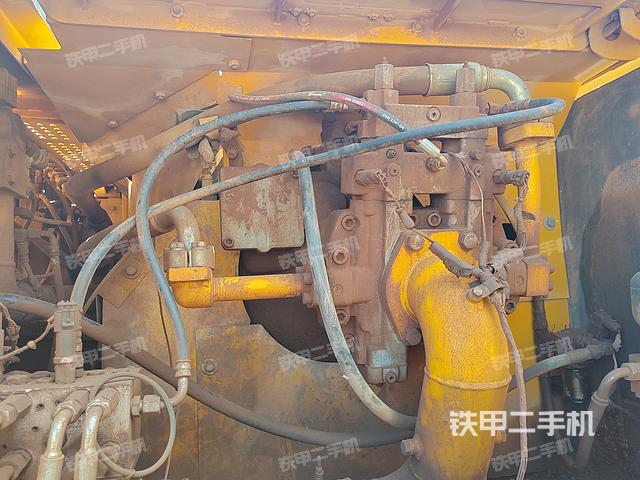 液压泵舱室正面整体（整机外观）