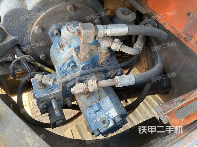 液压泵舱室正面整体（整机外观）