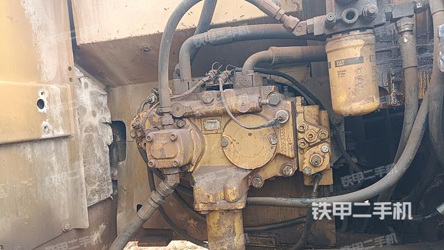 液压泵舱室正面整体（整机外观）